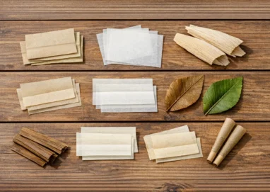 Verschiedene Papes Alternative Produkte aus Hanf und Reis auf Holztisch