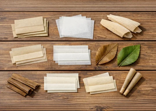 Verschiedene Papes Alternative Produkte aus Hanf und Reis auf Holztisch